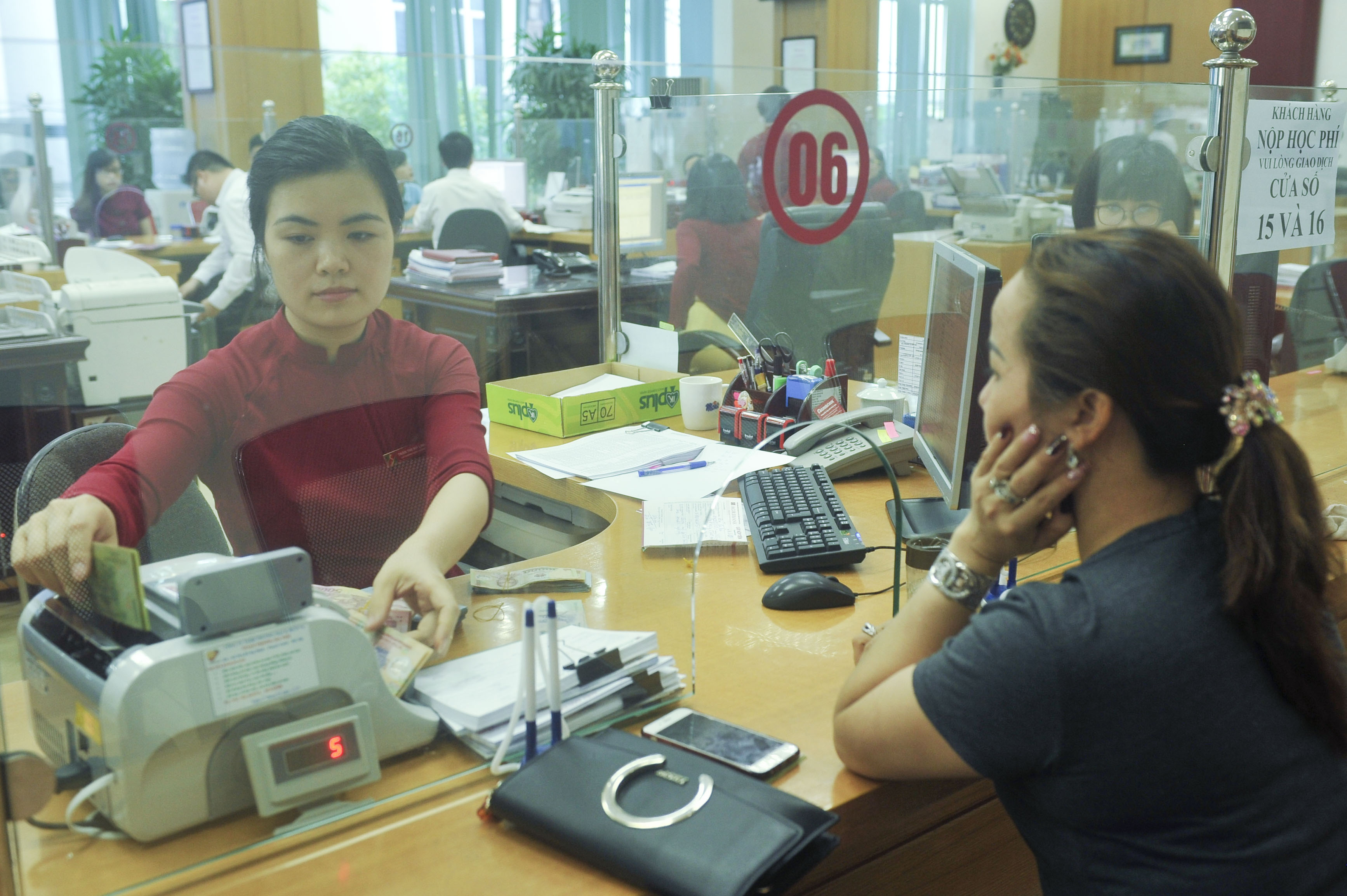 Lãi suất bình quân liên ngân hàng bằng VND tăng ở hầu hết các kỳ hạn