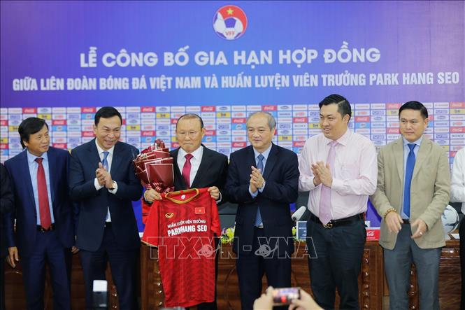 Ông Park Hang-seo tiếp tục dẫn dắt các đội tuyển bóng đá Việt Nam