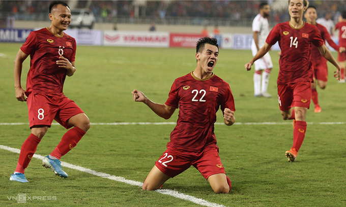 Hạ UAE, Việt Nam dẫn đầu bảng vòng loại World Cup