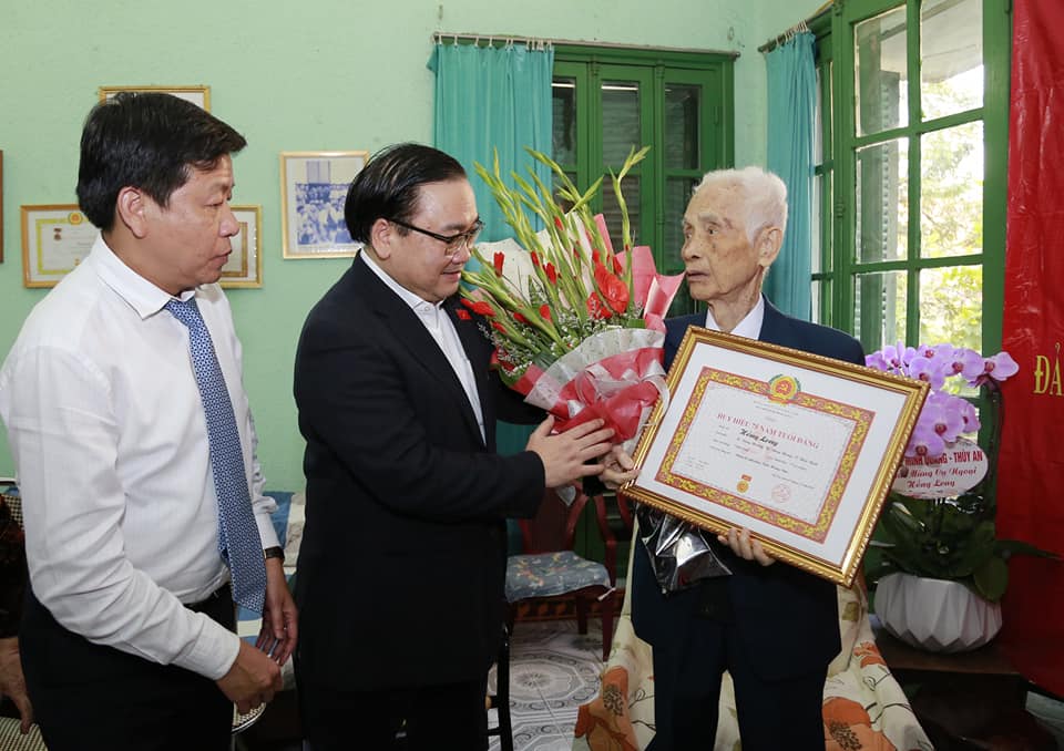 Lãnh đạo thành phố Hà Nội trao tặng Huy hiệu Đảng cho các đảng viên lão thành