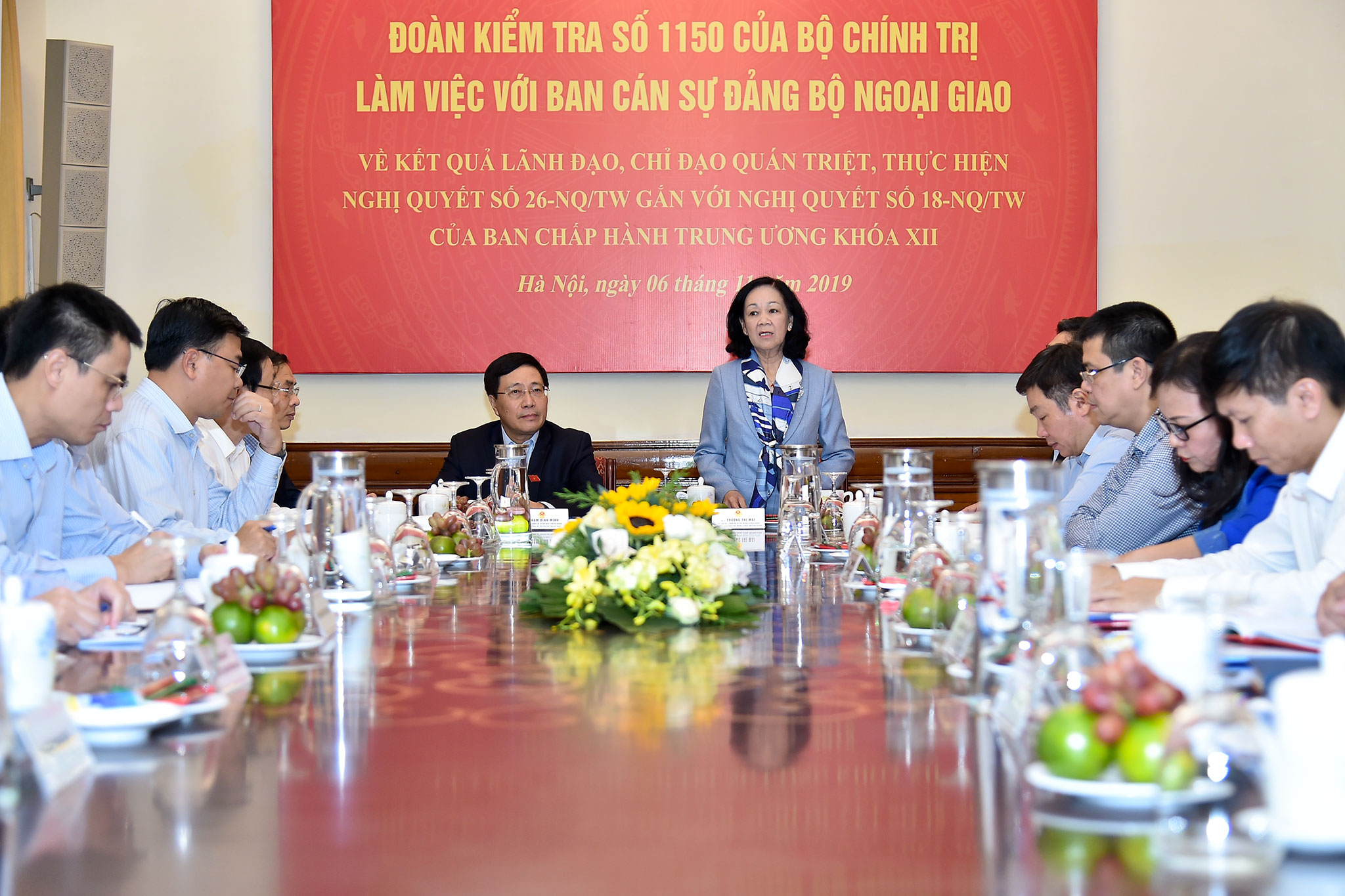 Phát triển đội ngũ cán bộ và kiện toàn tổ chức bộ máy Bộ Ngoại giao