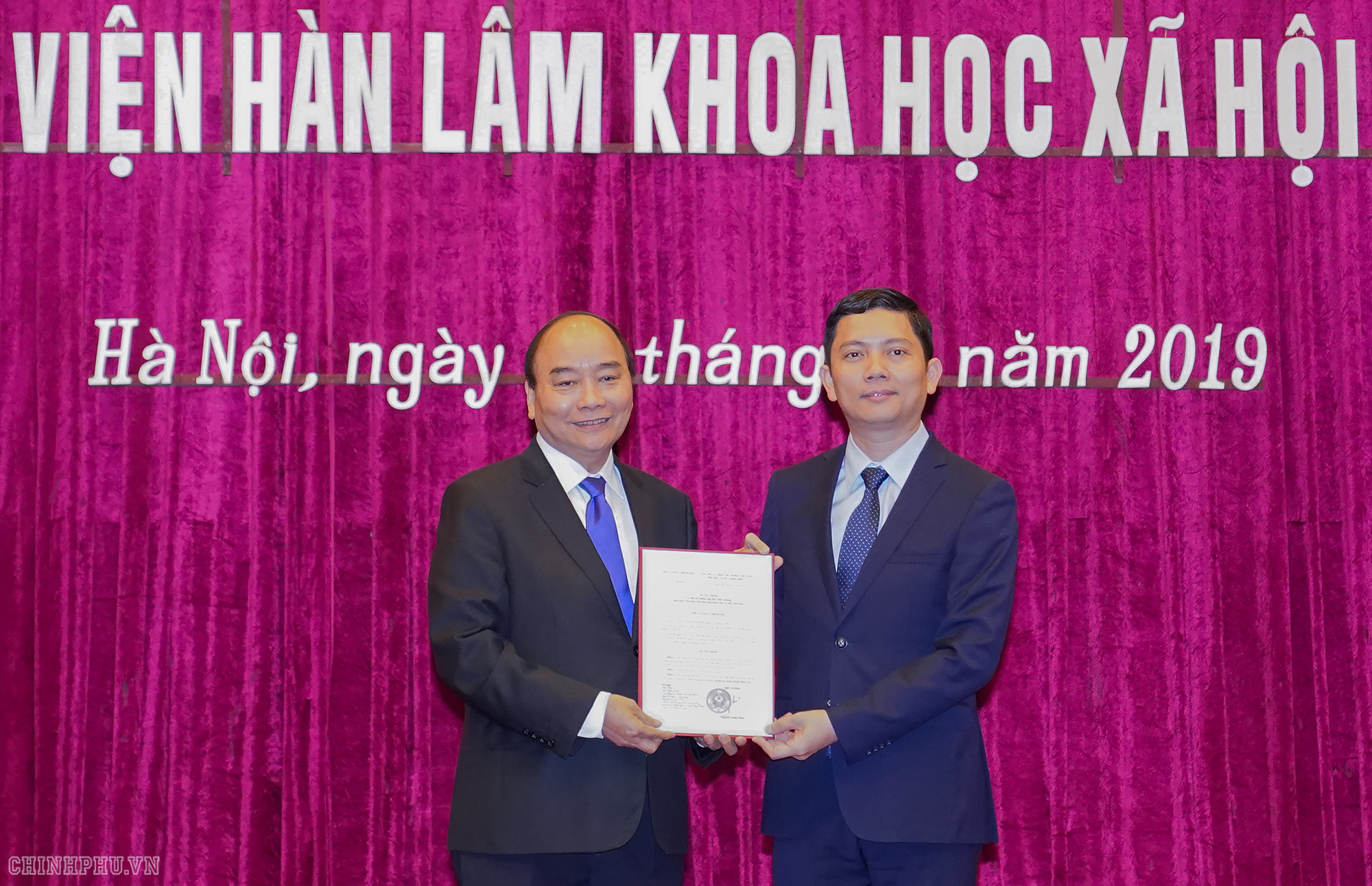 Thủ tướng trao quyết định bổ nhiệm Chủ tịch Viện Hàn lâm KHXH Việt Nam
