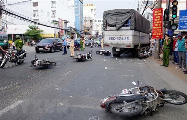 Xe tải đâm 6 xe máy đang dừng đèn đỏ