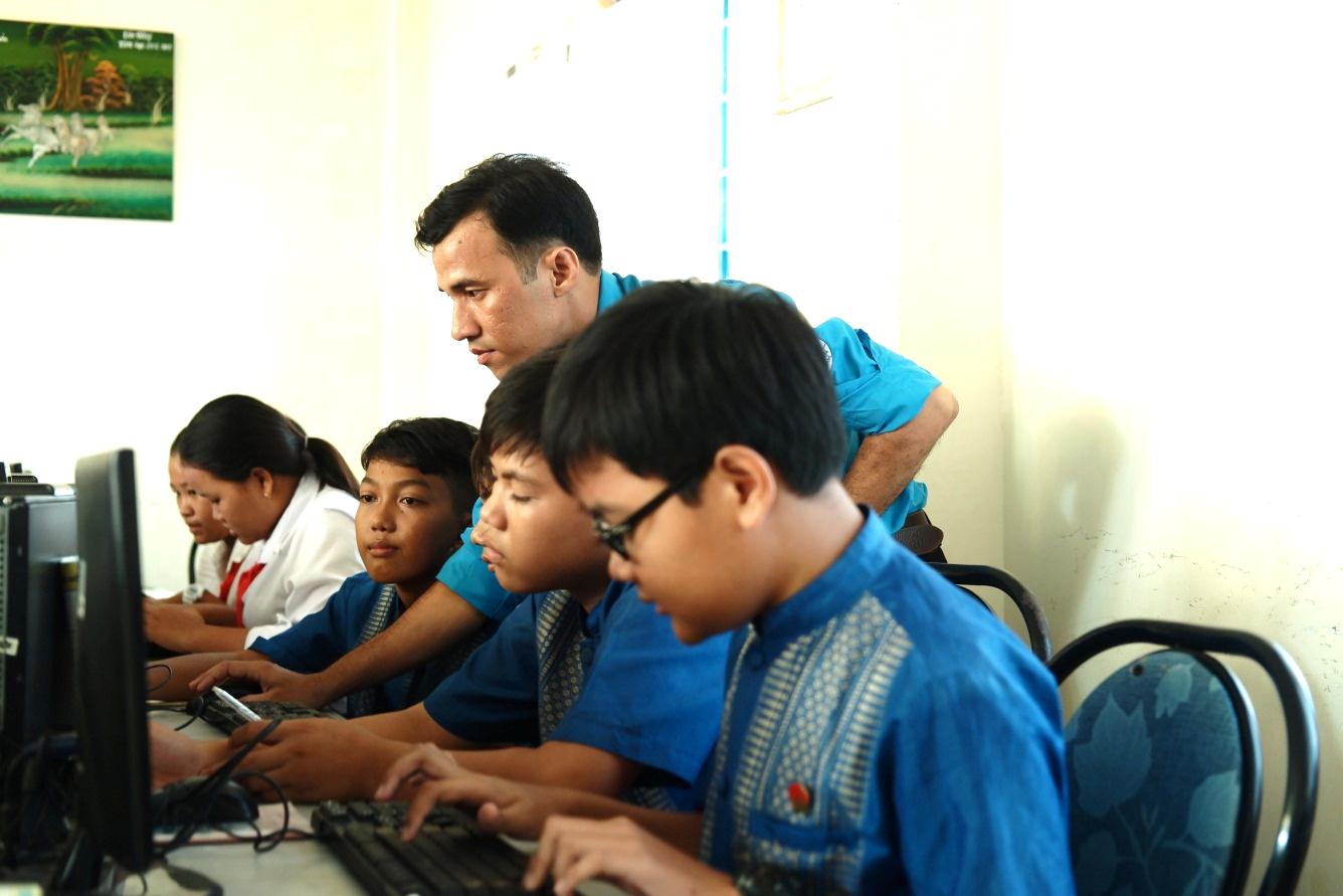 Thầy giáo trẻ tiếp lửa đam mê cho các em học sinh dân tộc Khmer