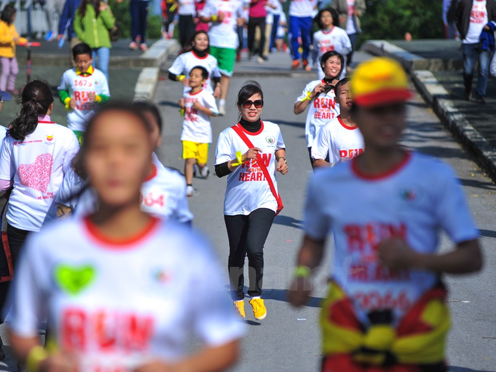 Thousands of people join run for child heart patients