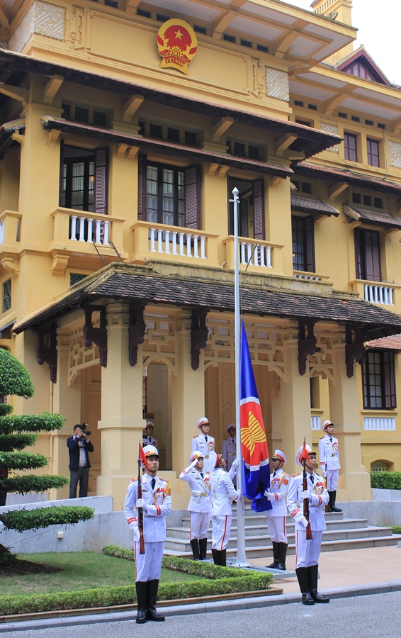 Flag raising ceremony held to mark ASEAN Community’s formation