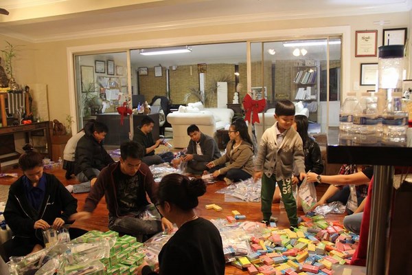 Overseas Vietnamese students in California bring warm Christmas to the homeless