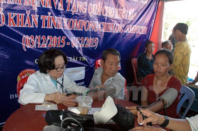 Vietnamese in Cambodia get gifts, free health check-ups