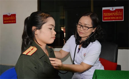 Vietnamese doctors do volunteer work in Laos