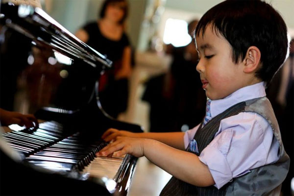 Evan Le Vietnamese - American piano child prodigy plays Beethoven