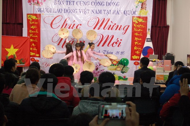 Vietnamese workers in RoK welcome Lunar New Year of Monkey