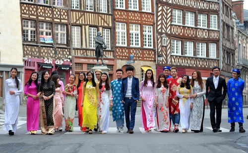 Overseas Vietnamese students eagerly welcome Lunar New Year of Monkey