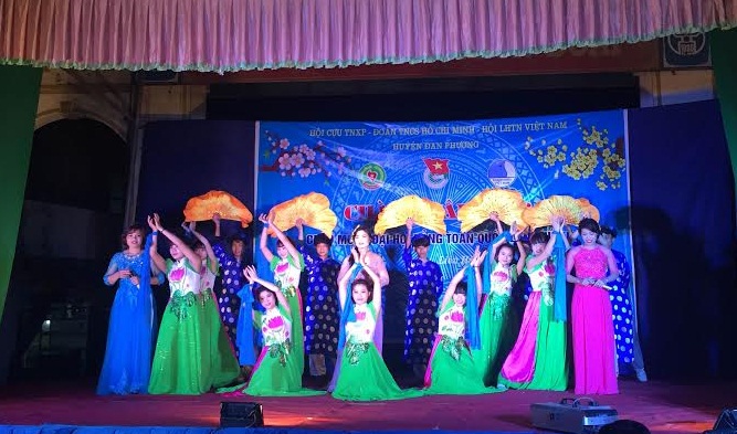 Dan Phuong youth organize art program to welcome 12th National Party Congress