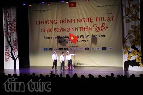 Nearly 1,000 Vietnamese people in Germany enjoy art program to welcome Tet
