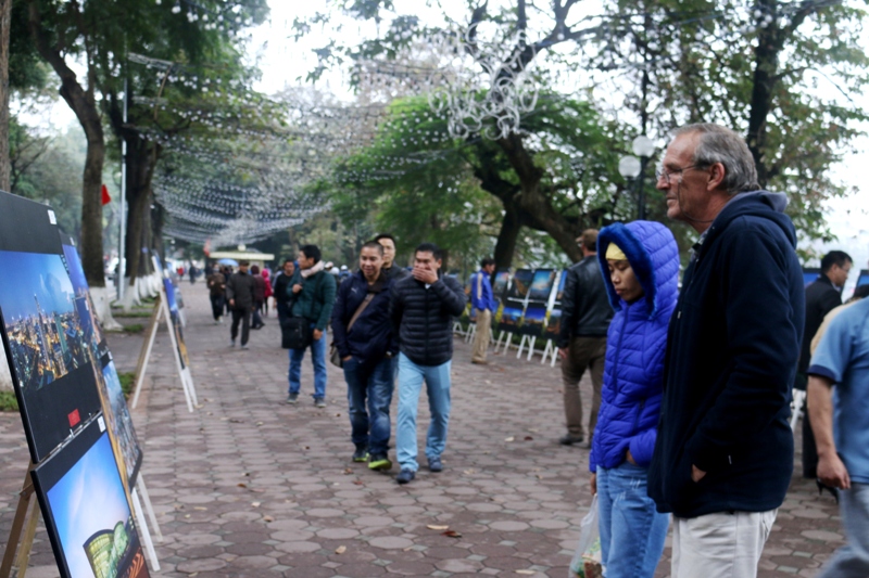 “Hanoi’s angle Moments and Heights” photo exhibition