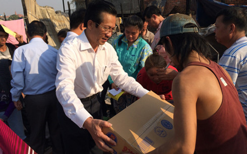 Supporting overseas Vietnamese fire victims in Phnom Penh