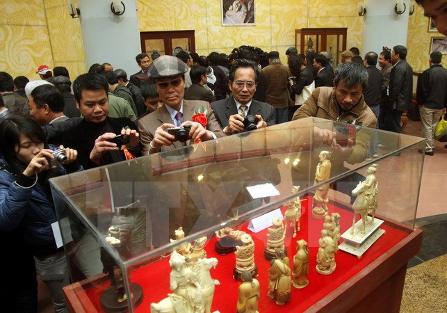 Nearly 1,000 antiques auctioned and displayed in Nam Dinh
