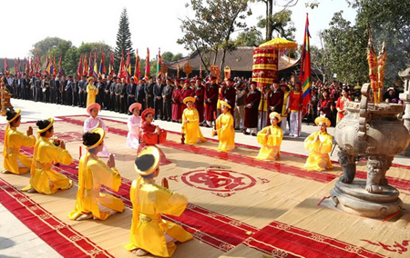 Mother Au Co Temple Festival opens