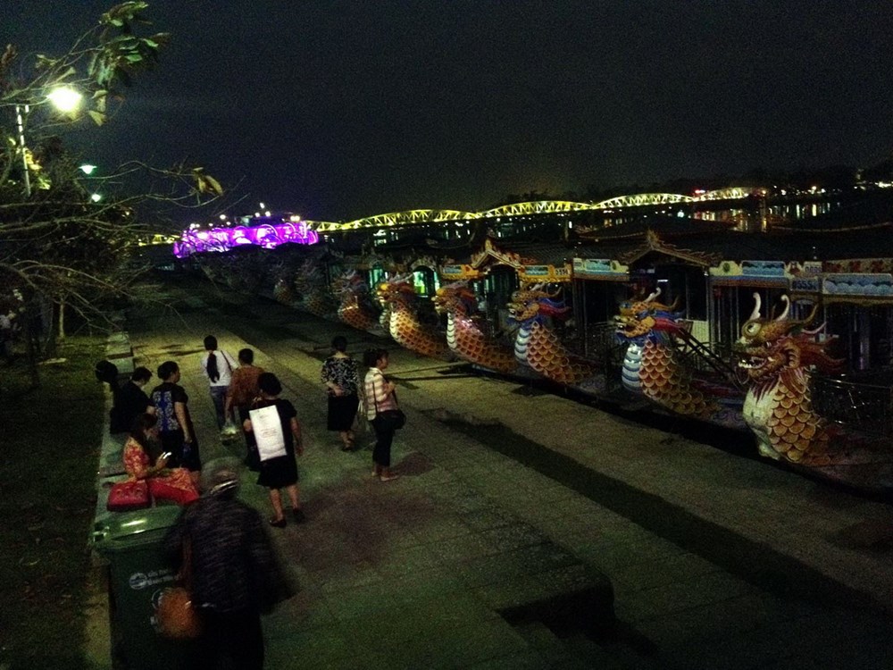 “Fall in love” Hue when visiting Truong Tien bridge at night