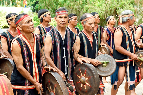 Diverse activities during Central Highlands folk art festival