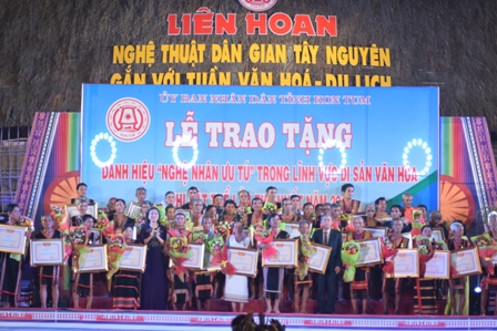 Presenting “outstanding artisan” title in cultural heritage to 47 people