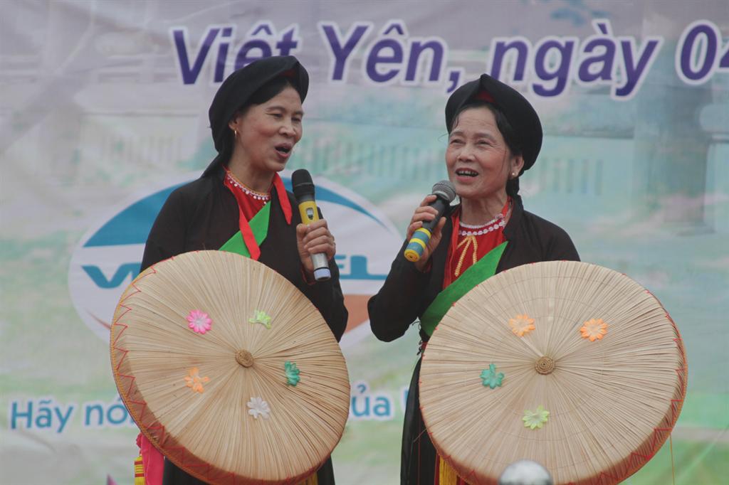 Honouring 11 artisans at Bac Giang Quan ho folk singing festival