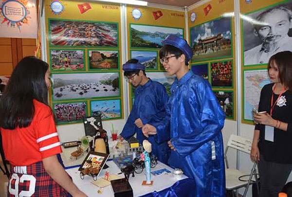Vietnamese students participate in international cultural festival in Cambodia