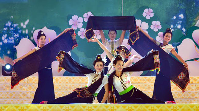 Ethnic performances at Ban Flower Festival