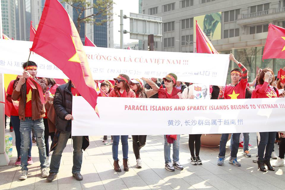 Vietnamese in Republic of Korea protest China s militarization in East Sea