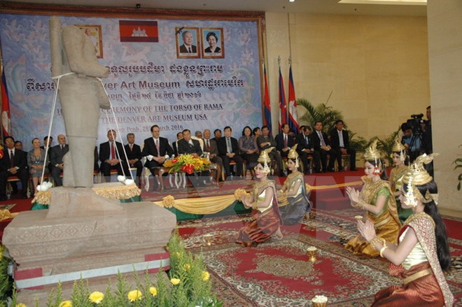 US museum returns 10th-century sandstone sculpture to Cambodia