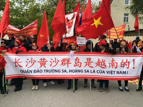Vietnamese in Germany demonstrate at Chinese Embassy headquarters