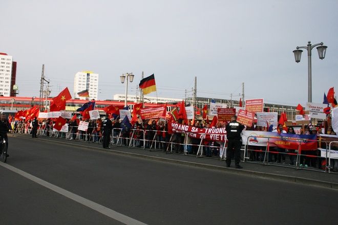 Thousands of overseas Vietnamese in Germany protest against China in East Sea