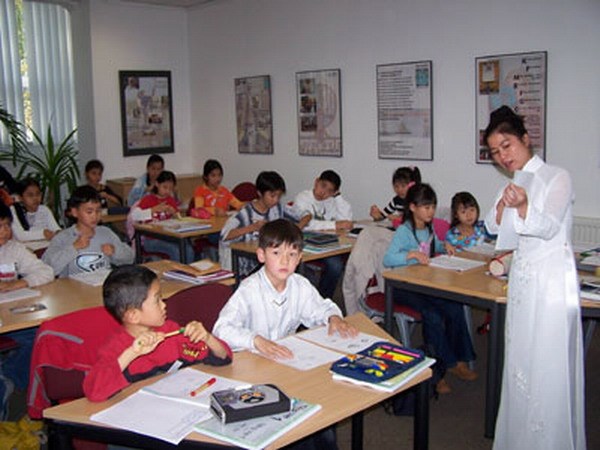 Transmitting cultural core through Vietnamese classes in Switzerland