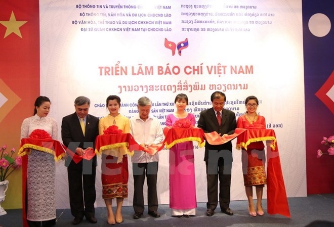 Vietnamese press exhibition underway in Laos