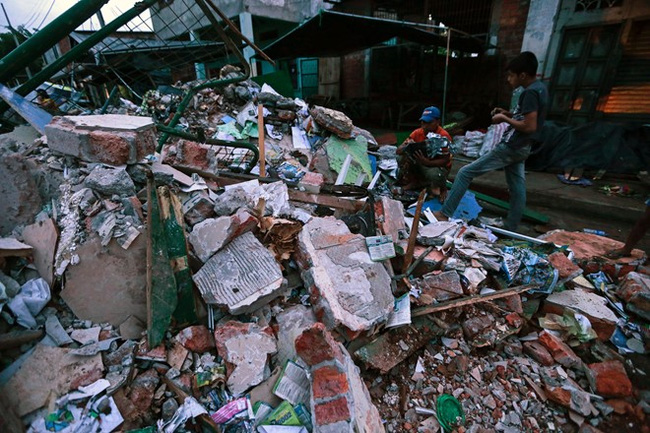 Powerful earthquake in Ecuador leaves hundreds dead