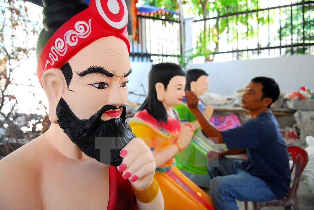 Making Buddhist statutes career in Ho Chi Minh city