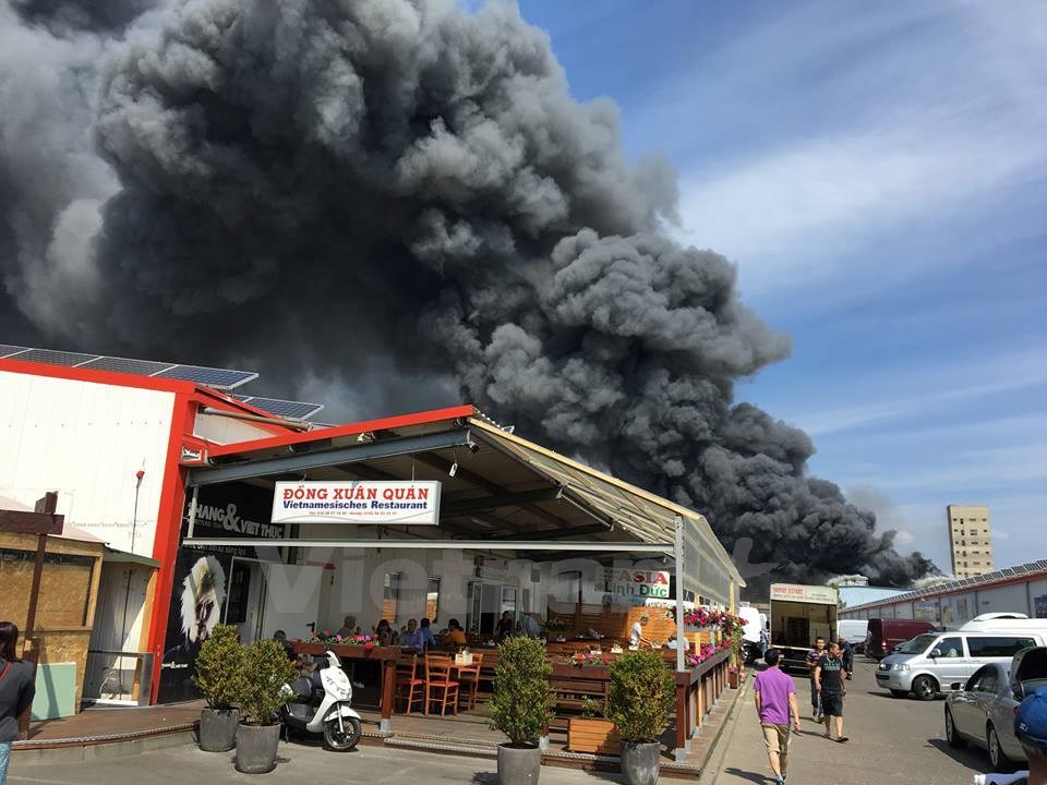 Large fire occurs in Berlin s Dong Xuan Market
