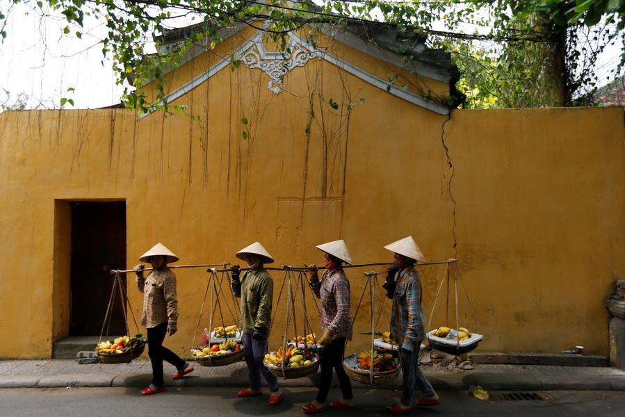 Simple beauty of Vietnam’s palm leaf conical hat through foreign photographer’s lens