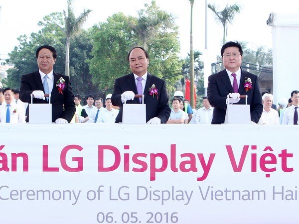 PM attends construction of LG display manufacturing facility