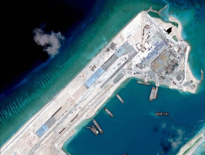 US destroyer approaches Fiery Cross Reef in East Sea