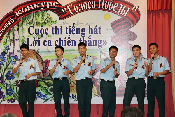 Students participate in Russian singing contest