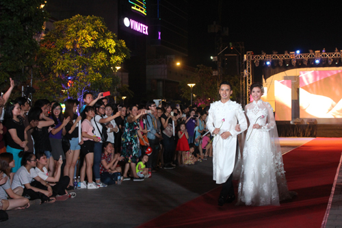 1,000 people go to Nguyen Hue pedestrian street for art performance