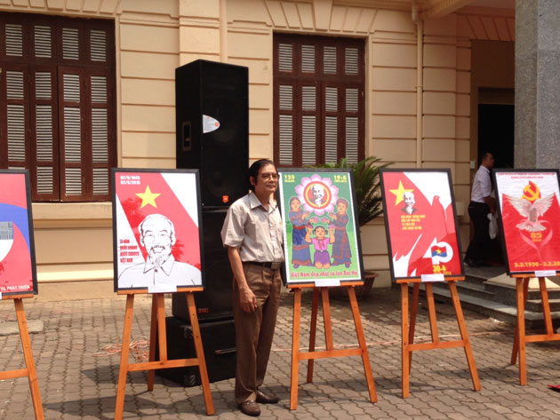 Presenting posters to Vietnam National Museum of History