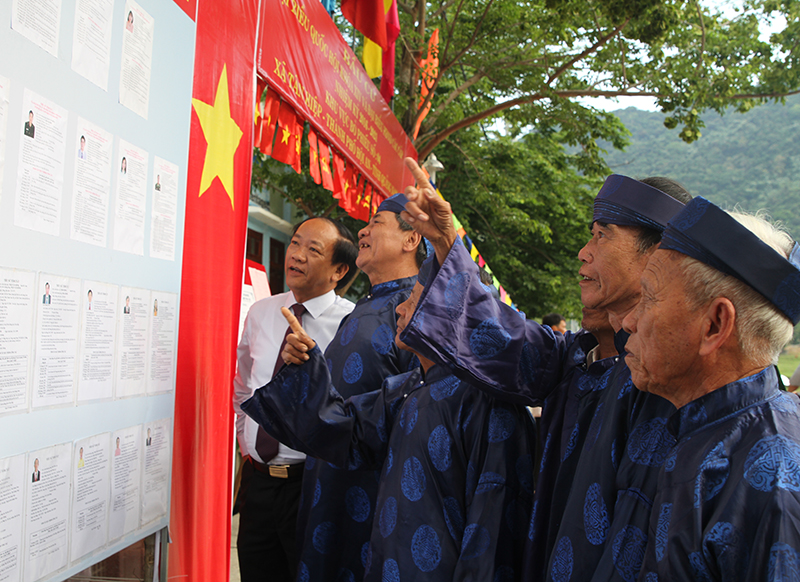 Voters in Cu Lao Cham eagerly go for early election