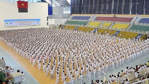 Record taiji performance gathers almost 3,000 elderly people