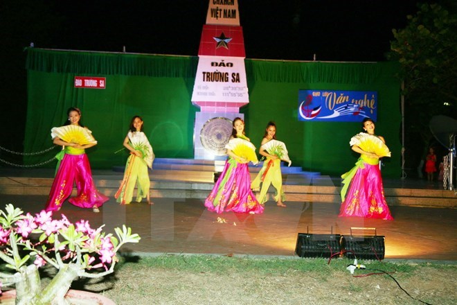 Artists praised for contributing to overseas Vietnamese affairs