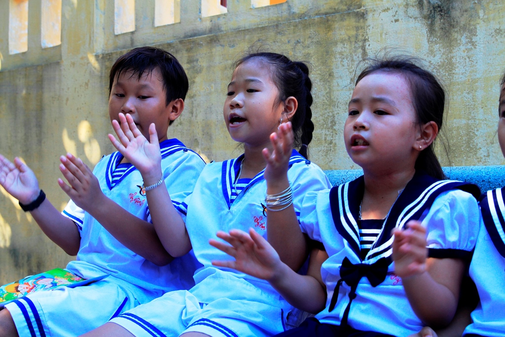 Children on Spratly islands