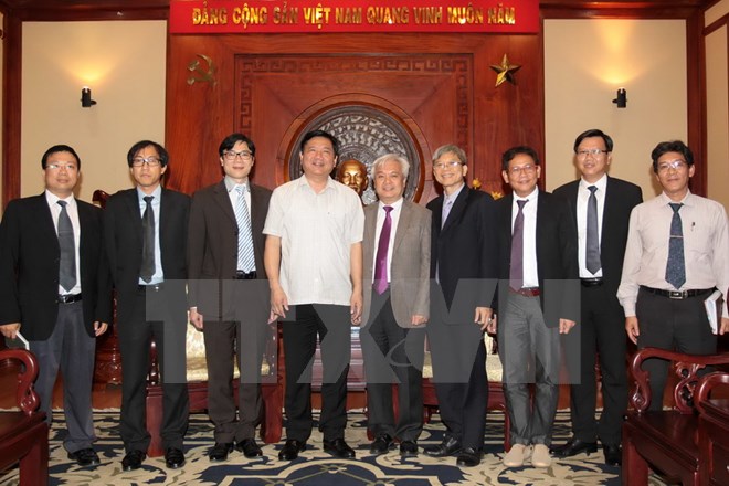 Secretary Dinh La Thang desires OV intellectuals to contribute to build the city