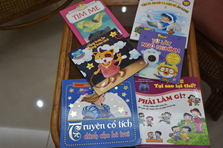 Kim Dong Publishing House presents books to overseas Vietnamese children