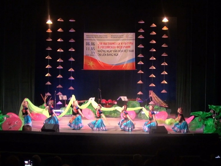 Large audience enjoys art program by Vietnamese artists